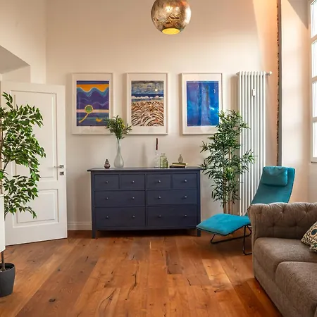 The Place To Be Apartment